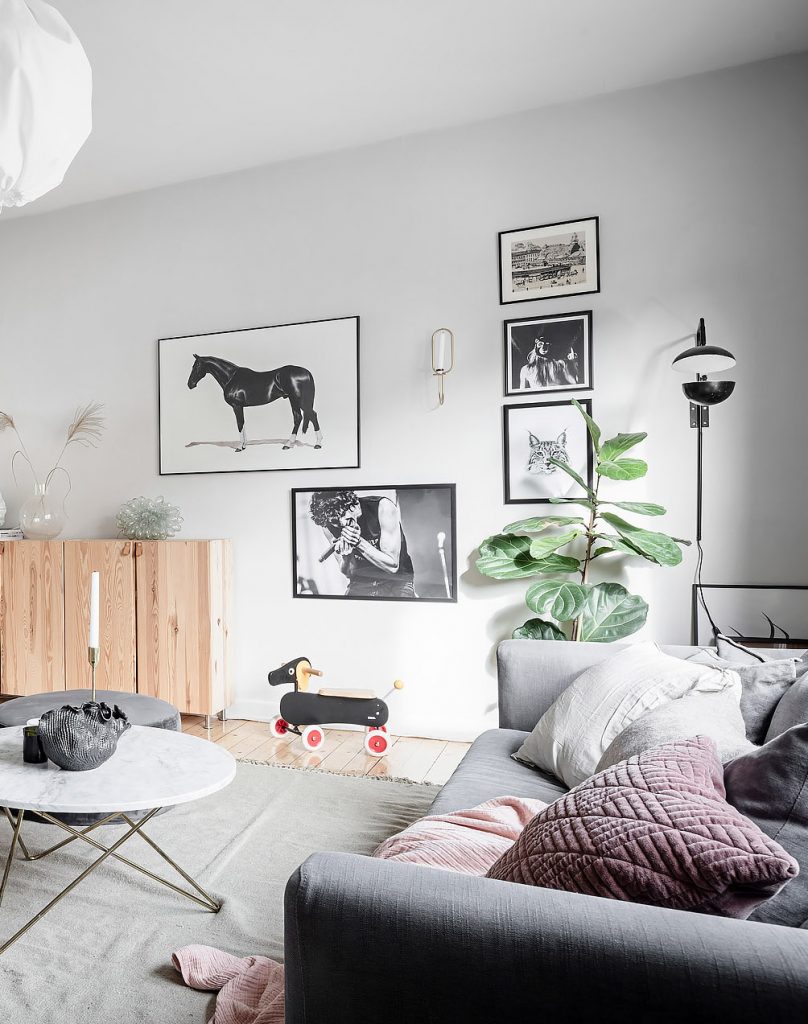 papier peint salon lumineux table marbre blanc jeu enfant bois - blog déco - clem around the corner