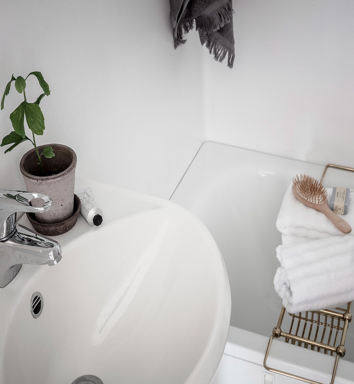 papier peint salle de bain blanche support savon laiton serviette lavabo - blog déco - clem around the corner