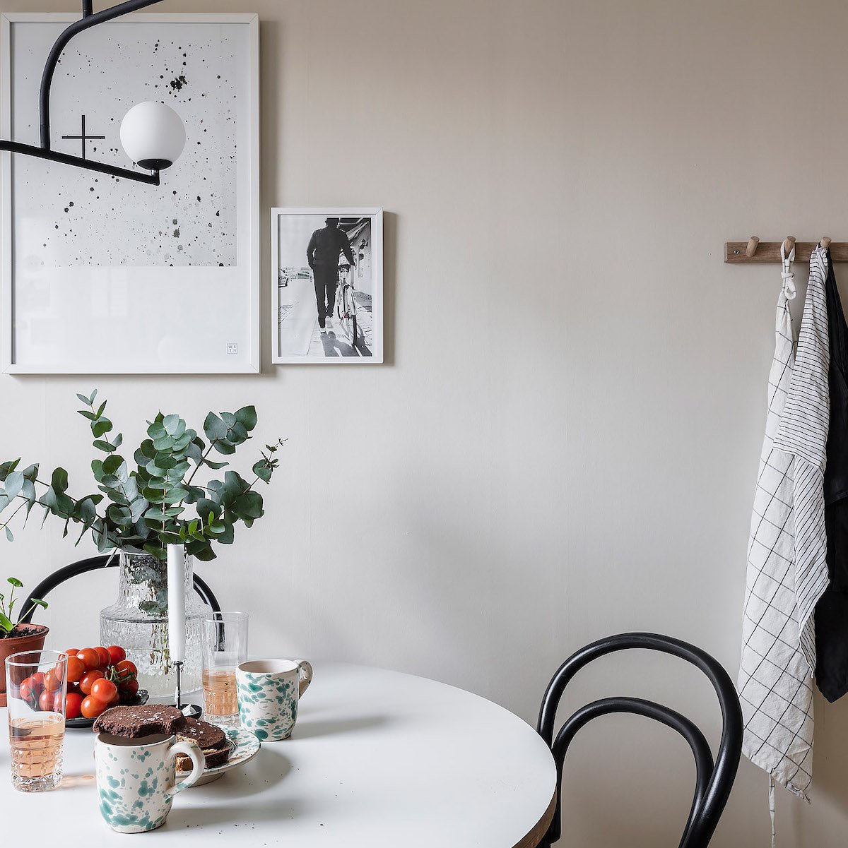 papier peint cuisine tableau noir et blanc table à manger plante bois - blog déco - clem around the corner