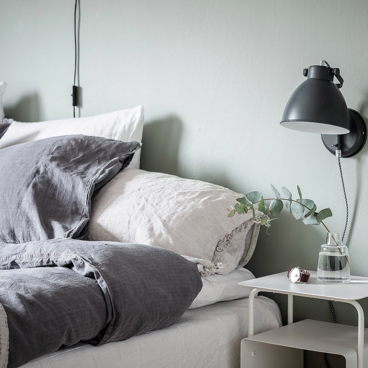 papier peint chambre rustique linge coussin lin lampe fixe mur table chevet blanche - blog déco - clem around the corner