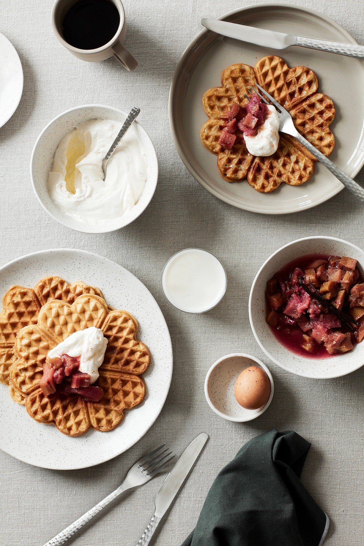 brunch scandinave équilibre compote rhubarbe café yaourt