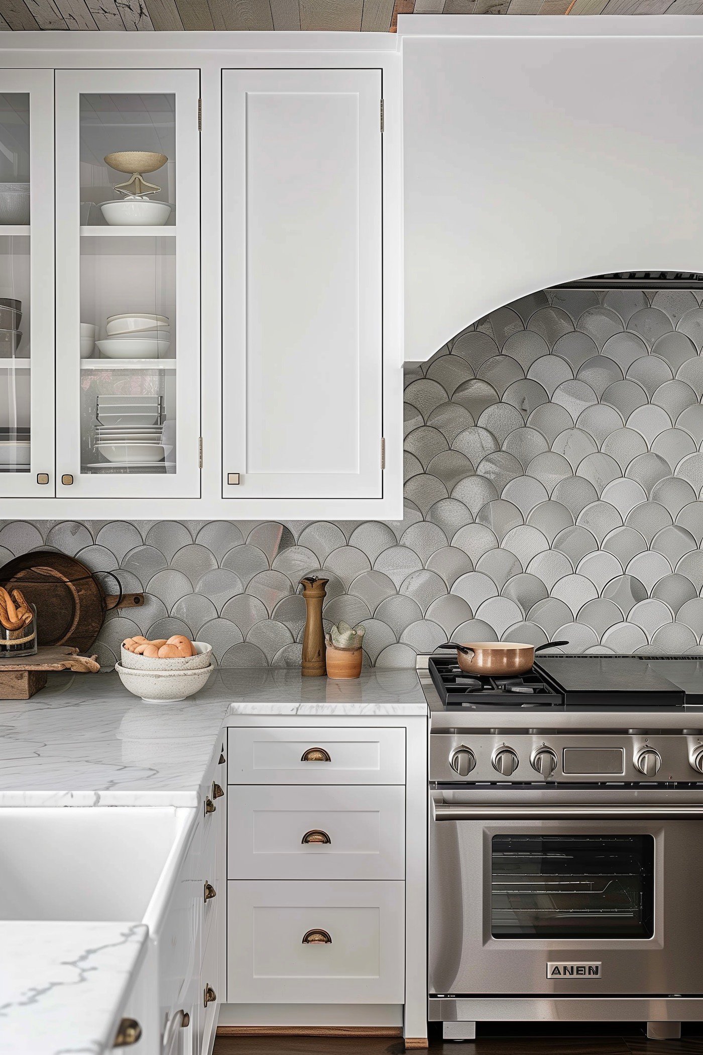 carrelage écaille de poisson cuisine blanche