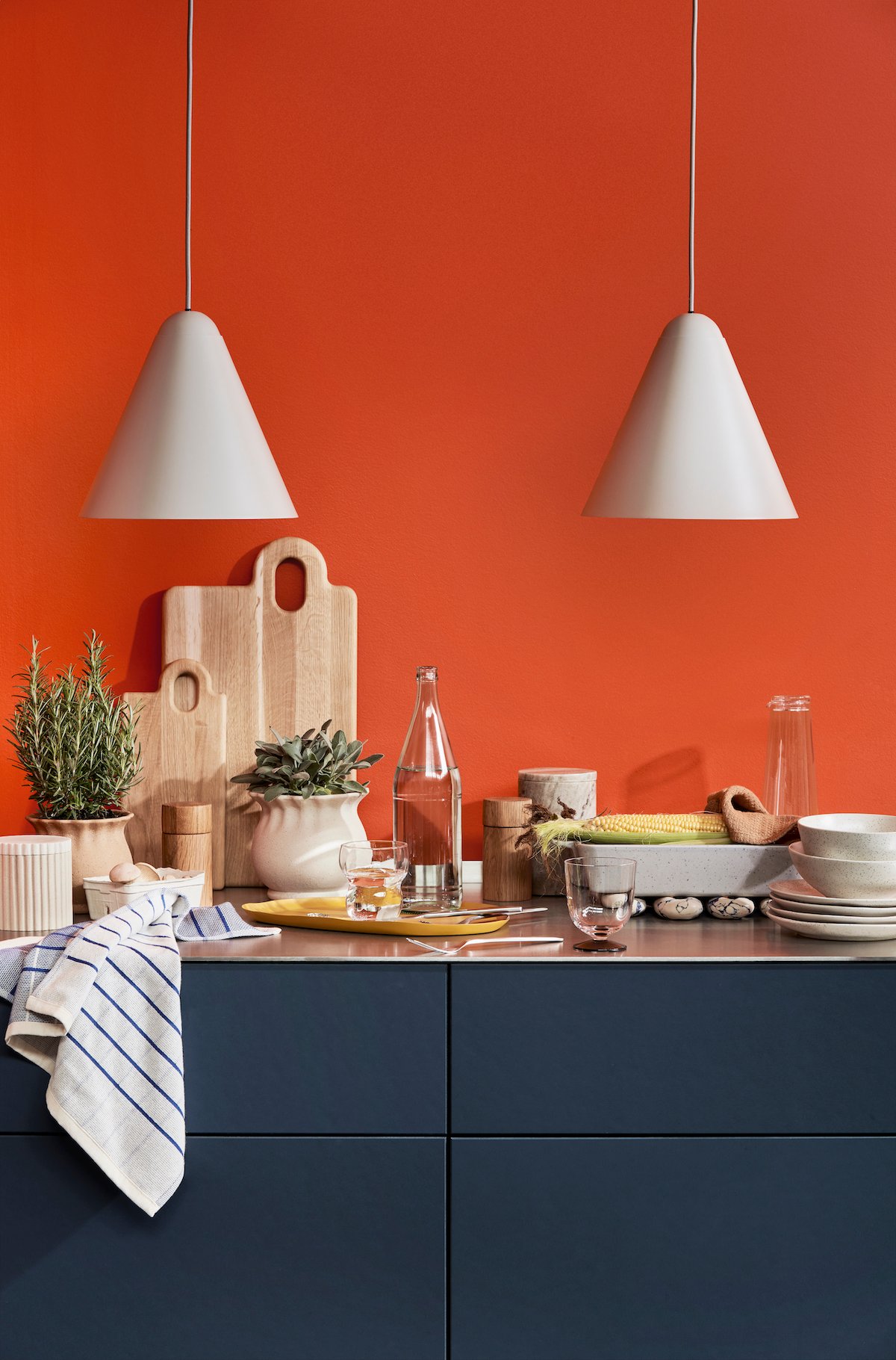 cuisine bleue mur orange plan de travail extra plat inox