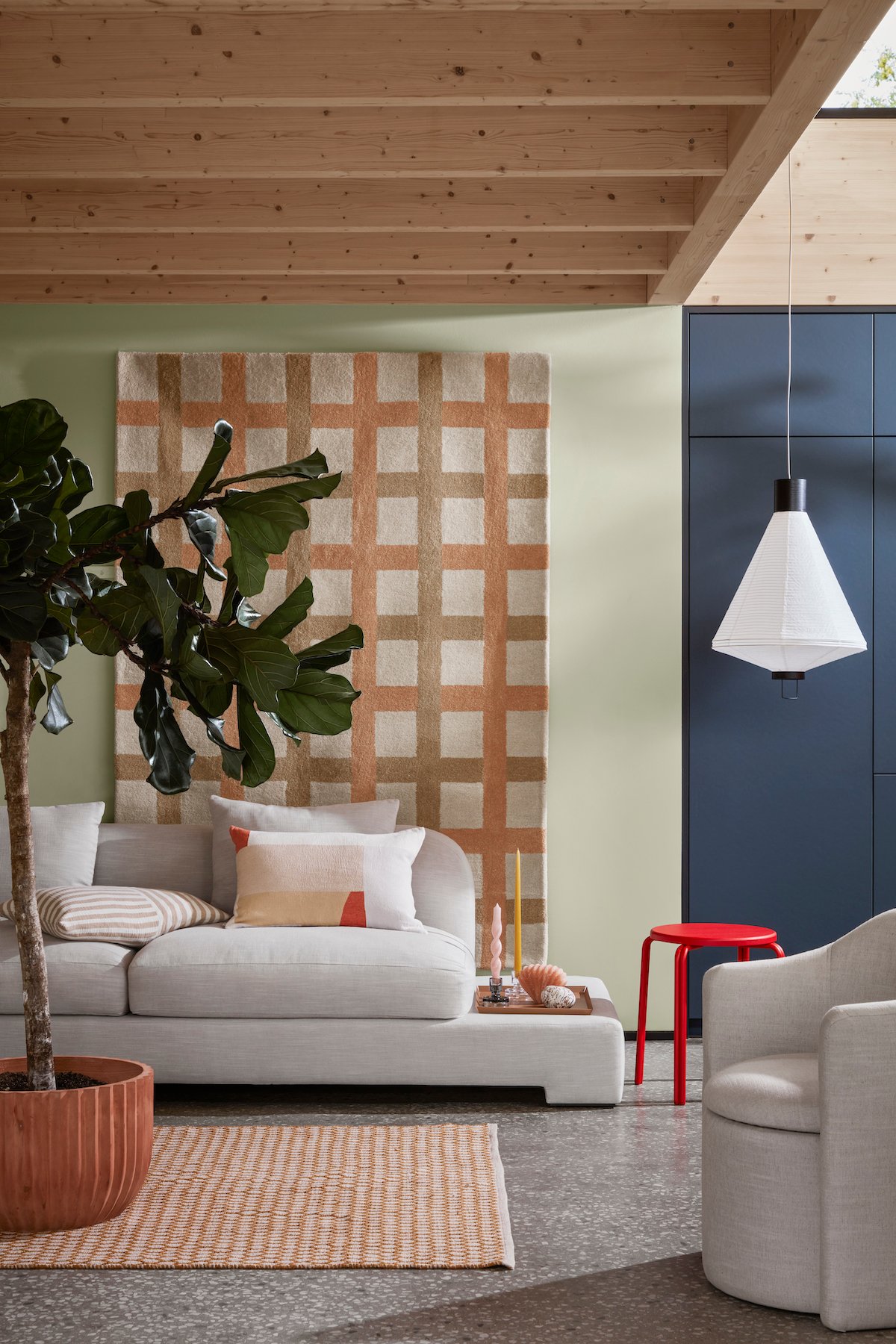 salon mur vert amande poutres apparentes bois clair