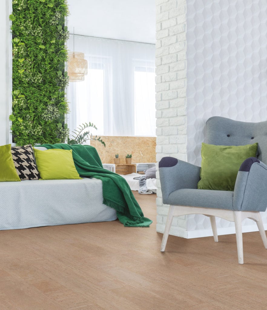 WISE amorim sol revêtement naturel en liège salon tendance canapé fauteuil mur de plantes vertes déco décoration