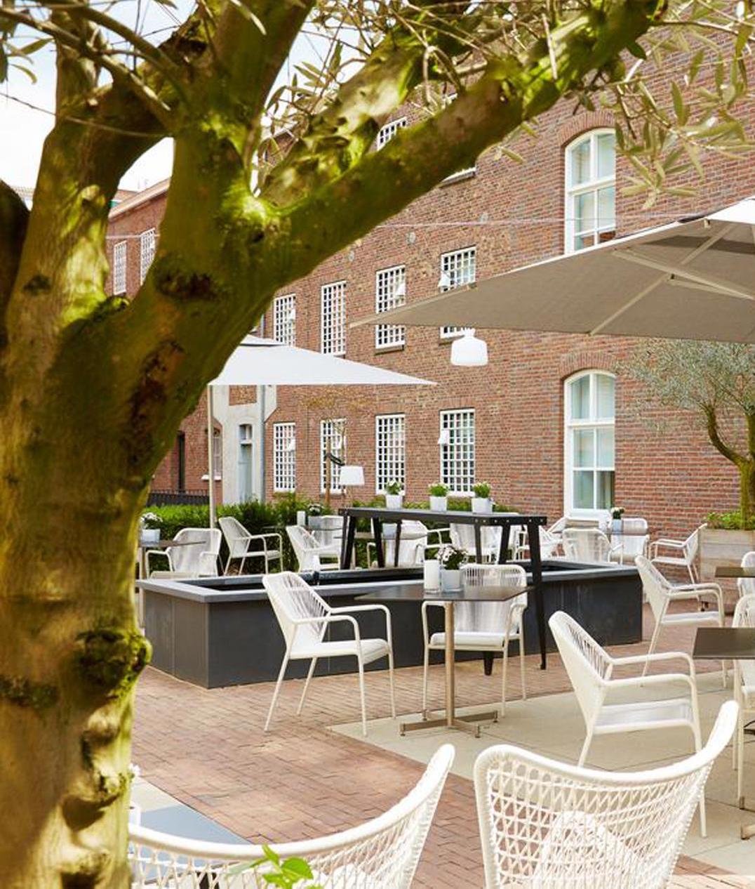 hôtel prison terrasse style méditerranée verdure clemaroundhtecorner