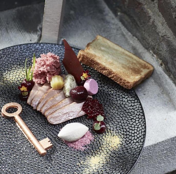 plat gastronomique assiette plate ronde noir imitation pierre