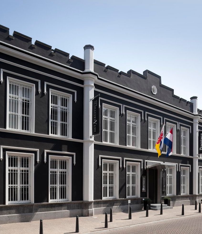 hôtel prison original pays bas chambre luxueuse moderne clemaroundhtecorner