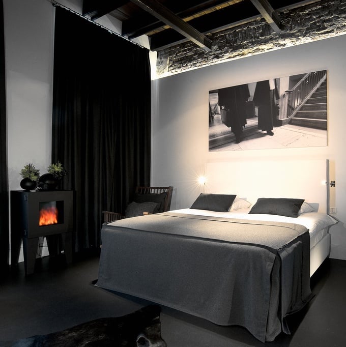 hôtel prison chambre sombre style industriel poutre apparentes clemaroundhtecorner