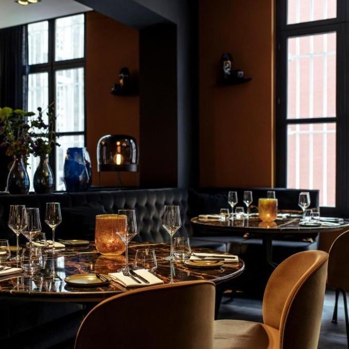 blog déco salon restaurant banquette noir lampe ampoule verre souffle