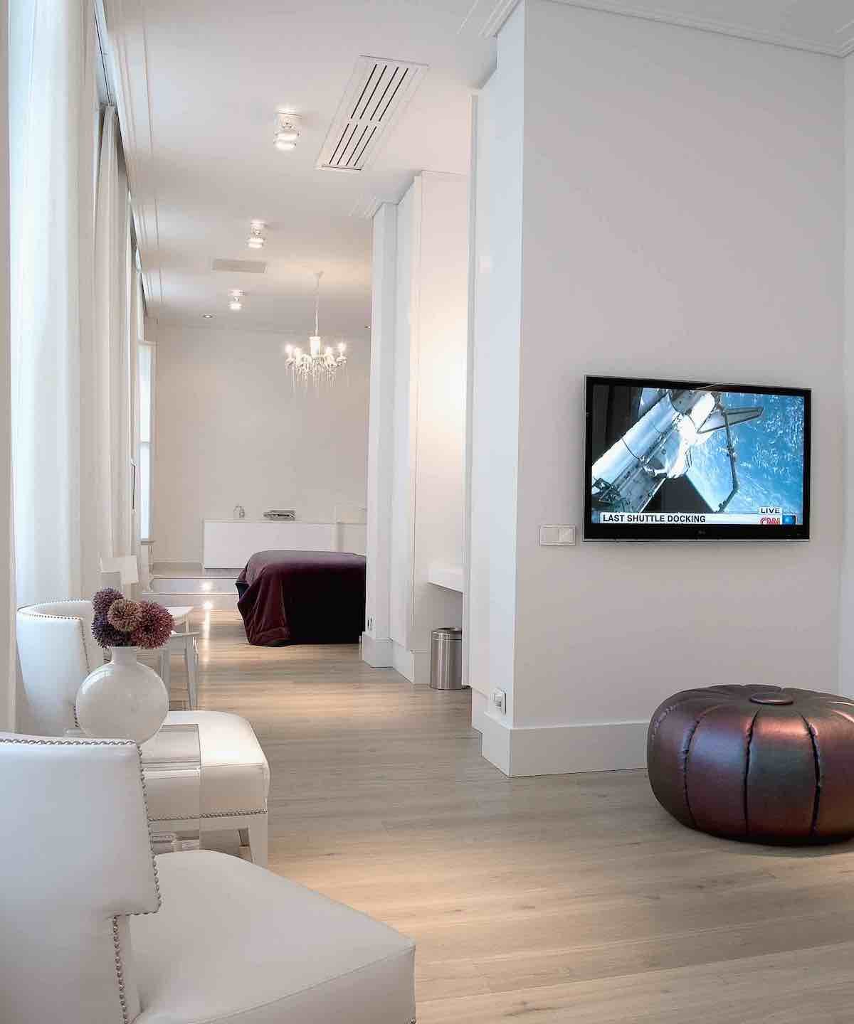 blog déco chambre blanche luxueuse coussin de sol rond cuivré