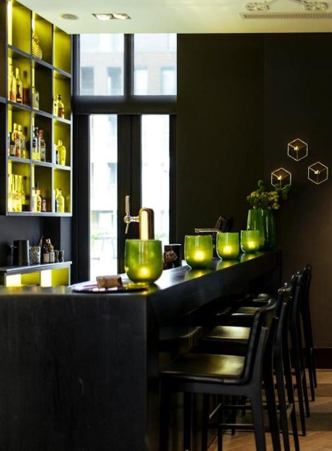 bar moderne style lounge américain vert marron cuir blog déco