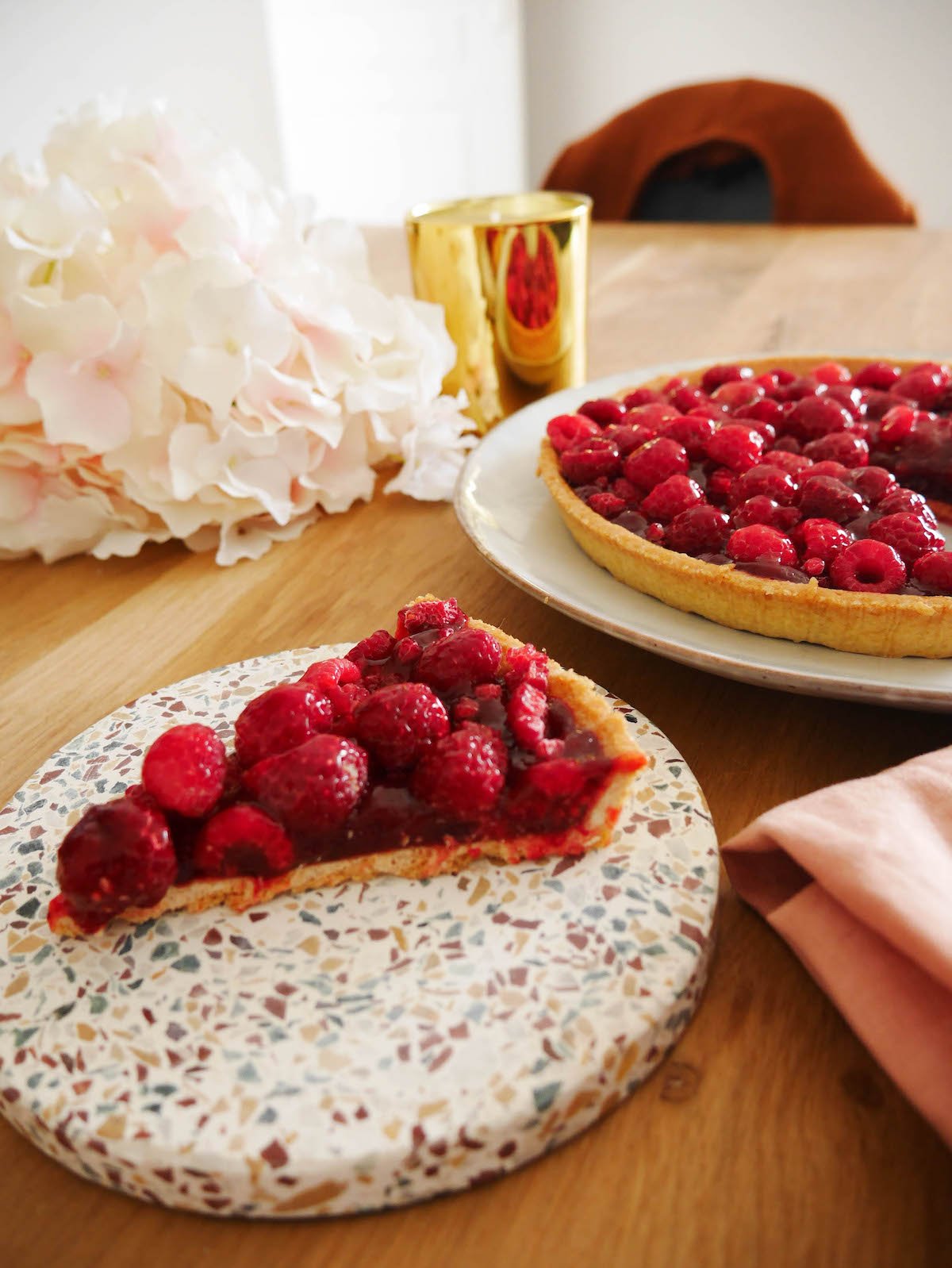 pelle à tarte dorée tea time assiette terrazzo déco table clemaroundthecorner