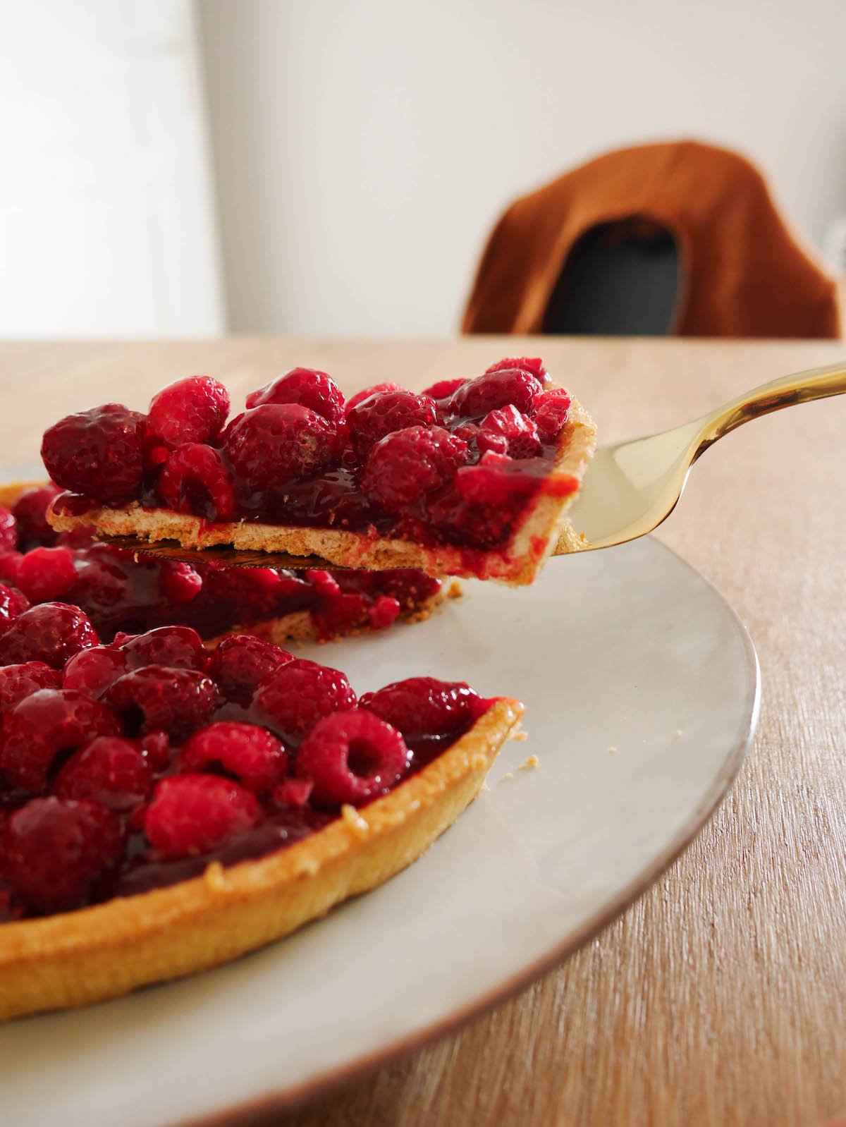 pelle à tarte dorée tea time assiette banche table bois clemaroundthecorner