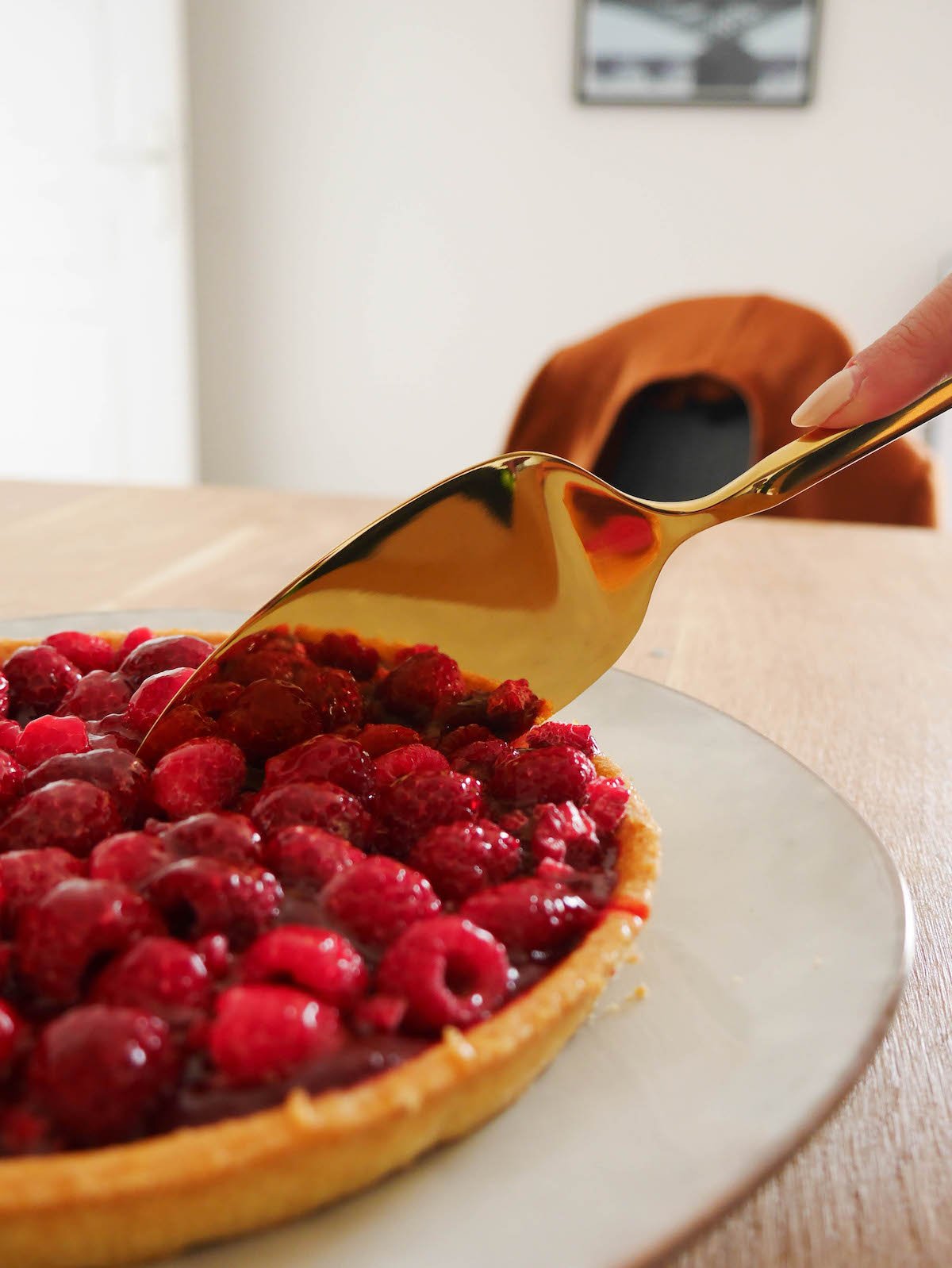 pelle à tarte dorée tea time assiette banche déco table clemaroundthecorner