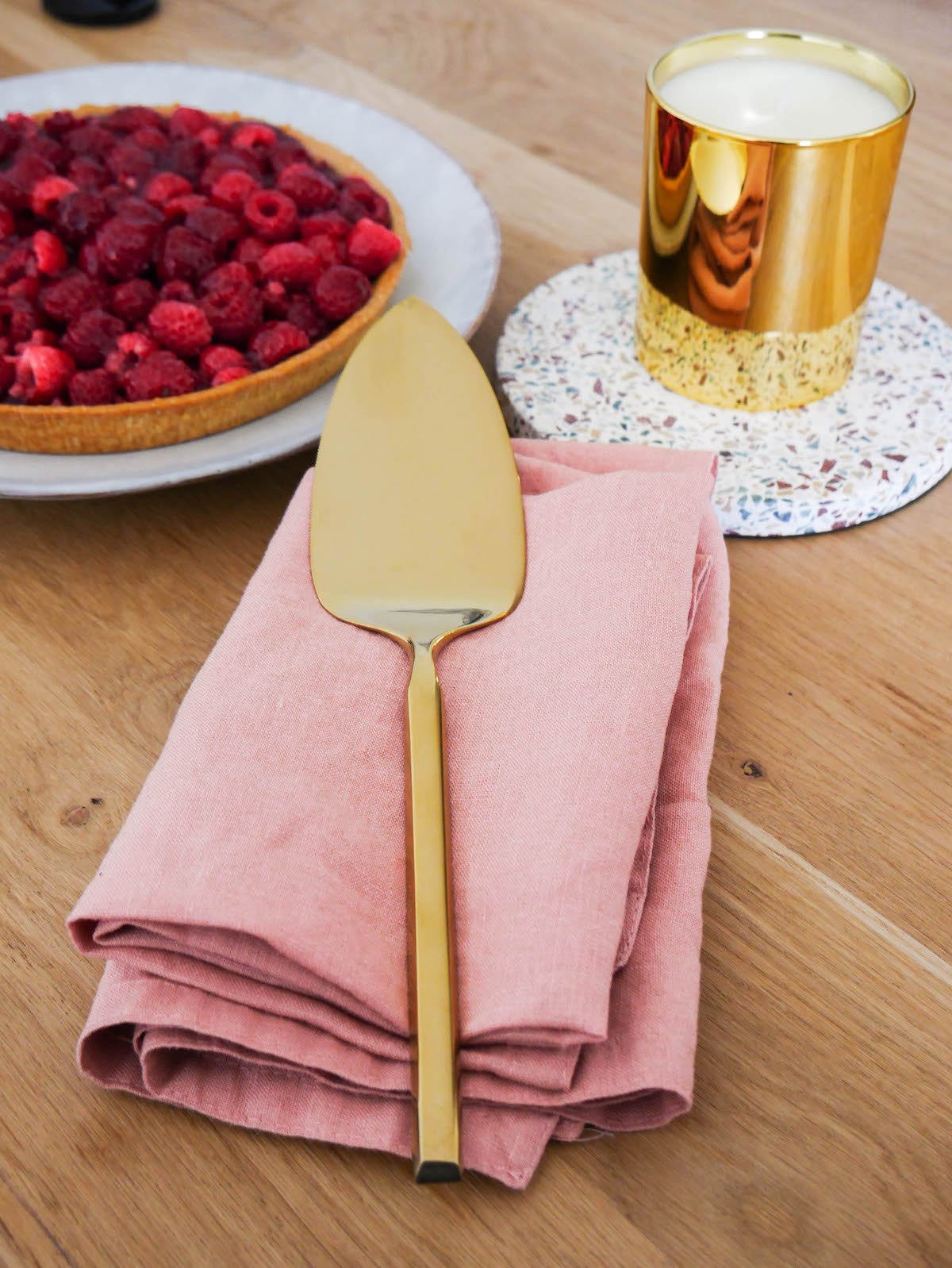 clemaroundthecorner tea time bougie parfumée plat à tarte dorée table bois déco printanière