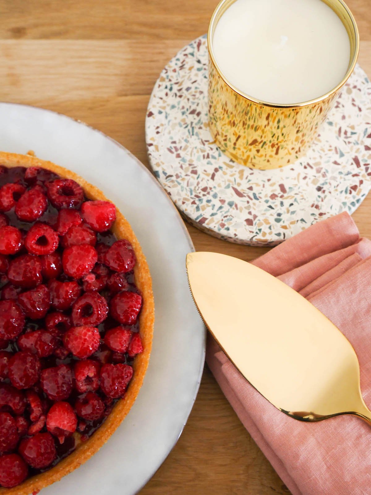 clemaroundthecorner tea time bougie parfumée pelle à tarte dorée serviette lin rose