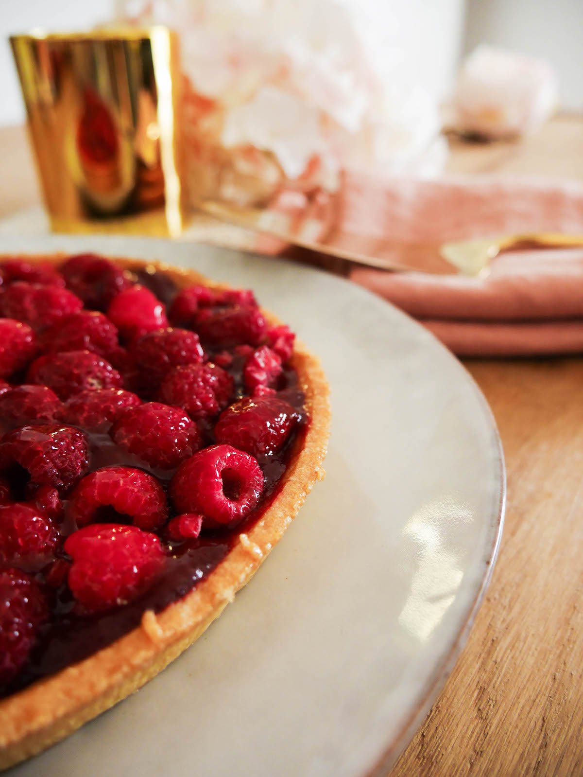 blog déco goûter luxueux tarte framboise rouge assiette ronde blanche rustique