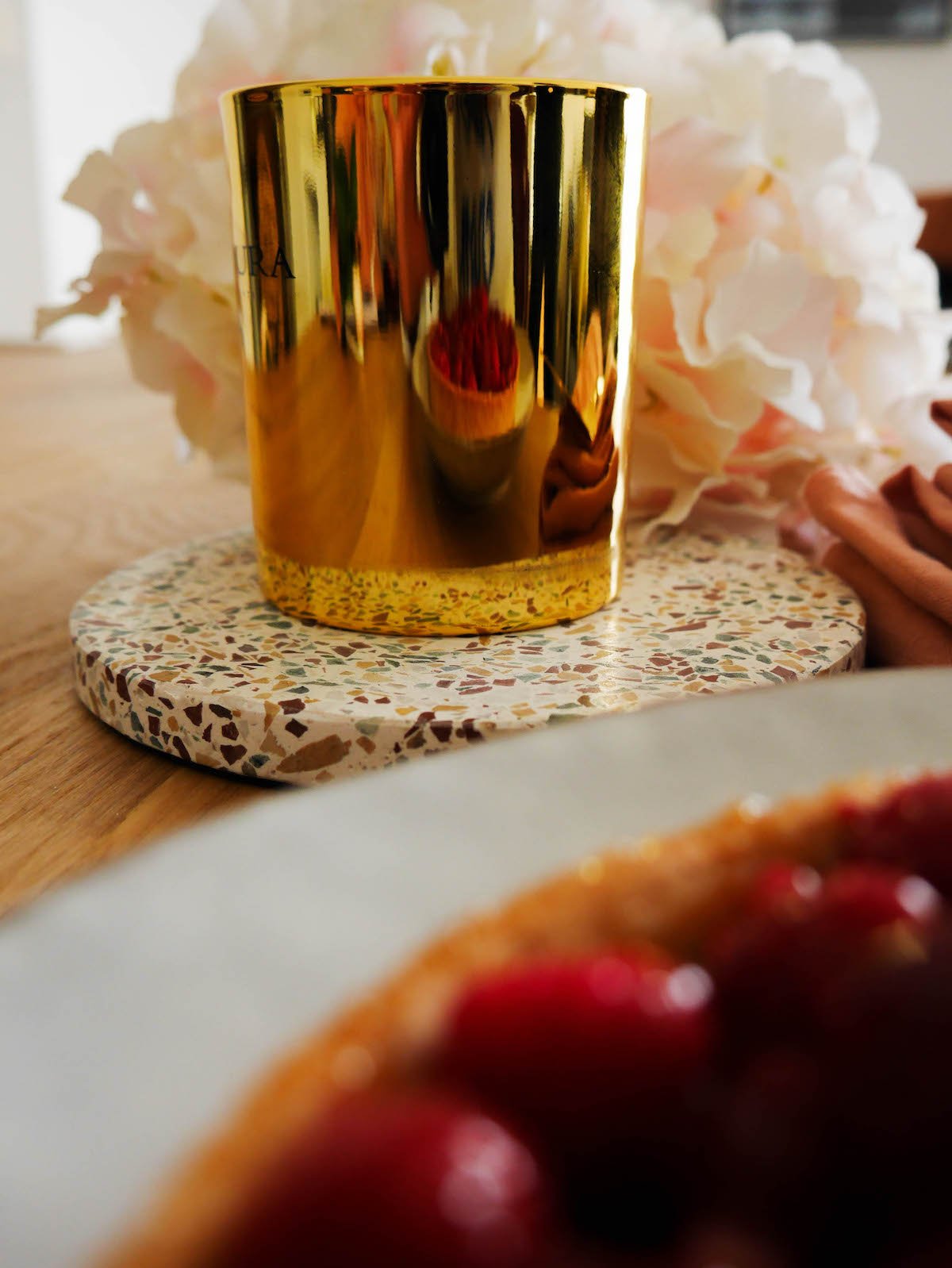 blog déco goûter luxueux bougie dorée chic support rond terrazzo pierre