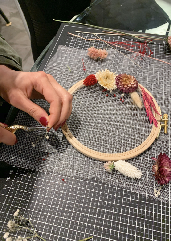 clemaroundthecorner tuto diy fleurs cercle bois déco intérieure maison mariage vintage champêtre