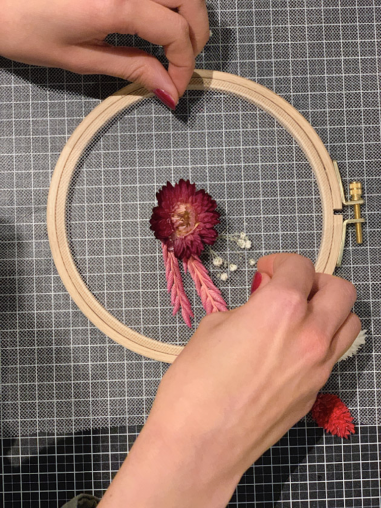 blog fleurs rouges cercle bois diy facile déco champêtre