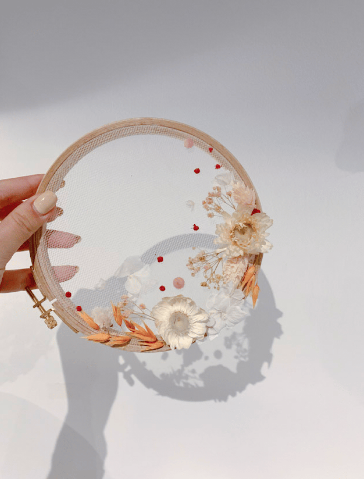 blog déco murale cadre en fleurs séchées blanche beige tambour rond bois