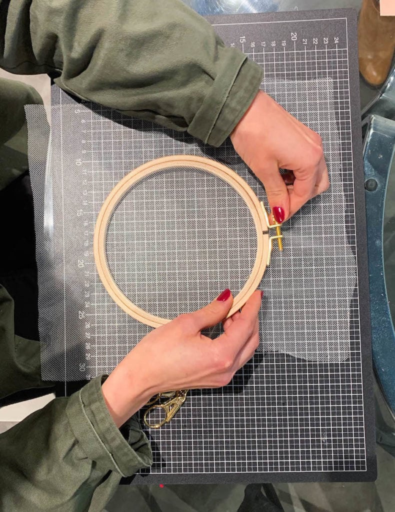 déco intérieure fleurs séchées tambour bois plateau noir