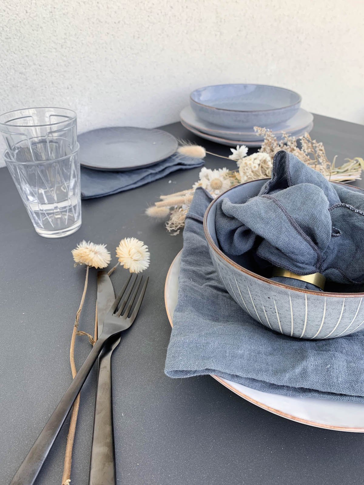 vaisselle scandi bleu tacheté serviette lin bol bleu blanc