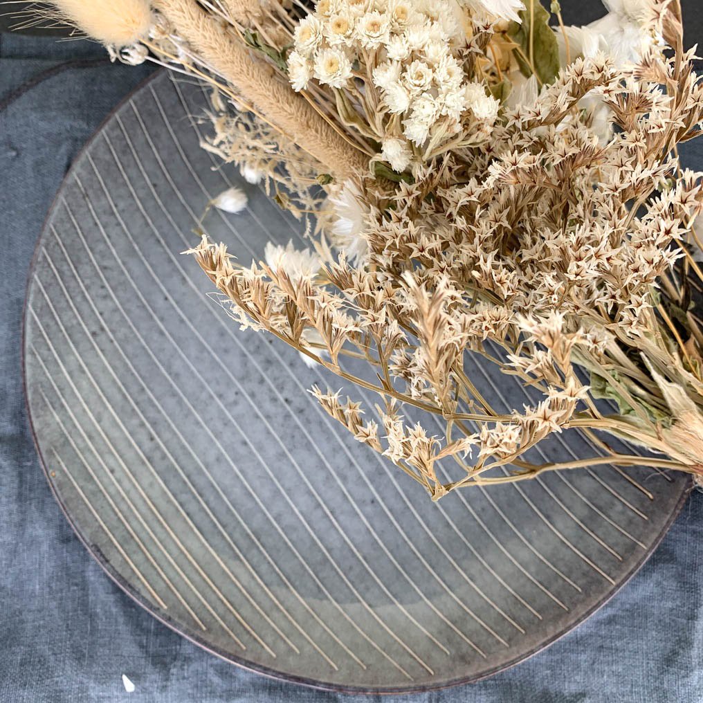 assiette bleu rayures blanches rustique nordique déco fleurs séchées