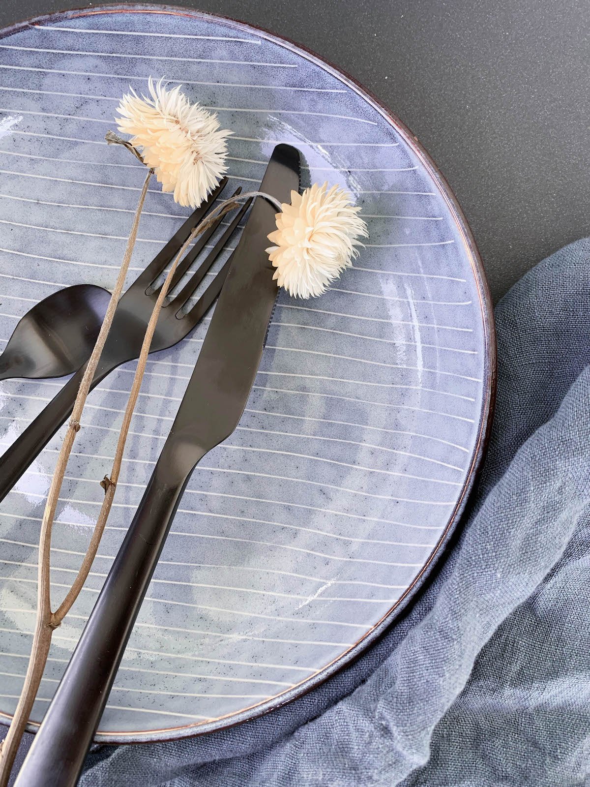 blog déco couvert noir mat fleurs assiette plate ronde scandi