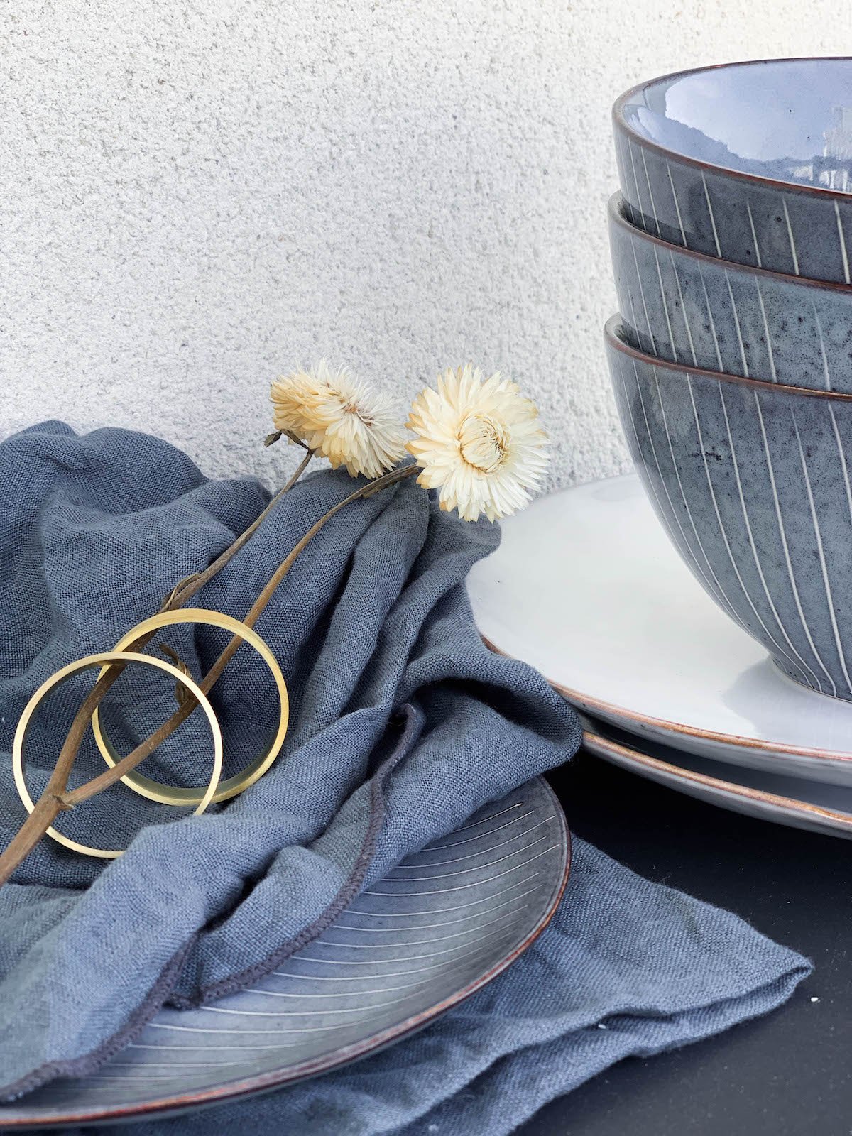 clemaroundthecorner assiette bol bleu blanc rond serviette doré