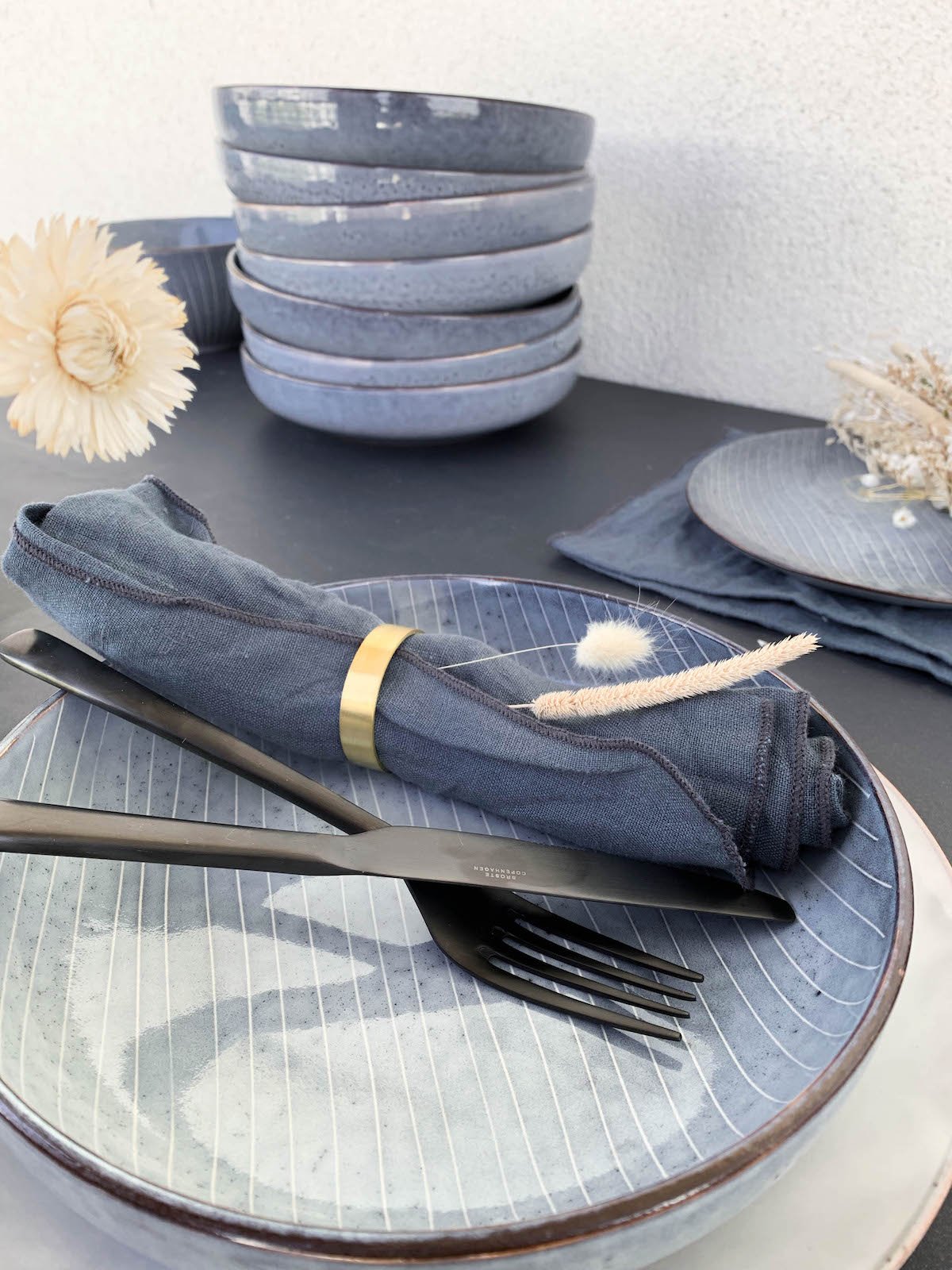 assiette vaisselle scandinave couvert noir rond serviette doré