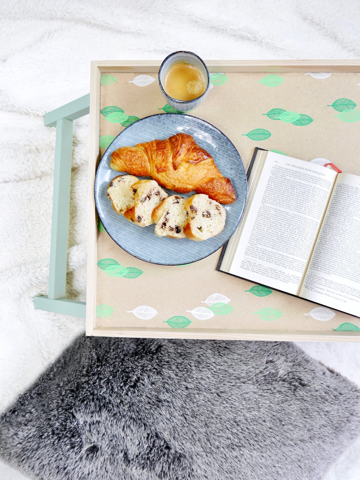 diy pastel table plateau bois style végétal vert croissant plaid fourrure