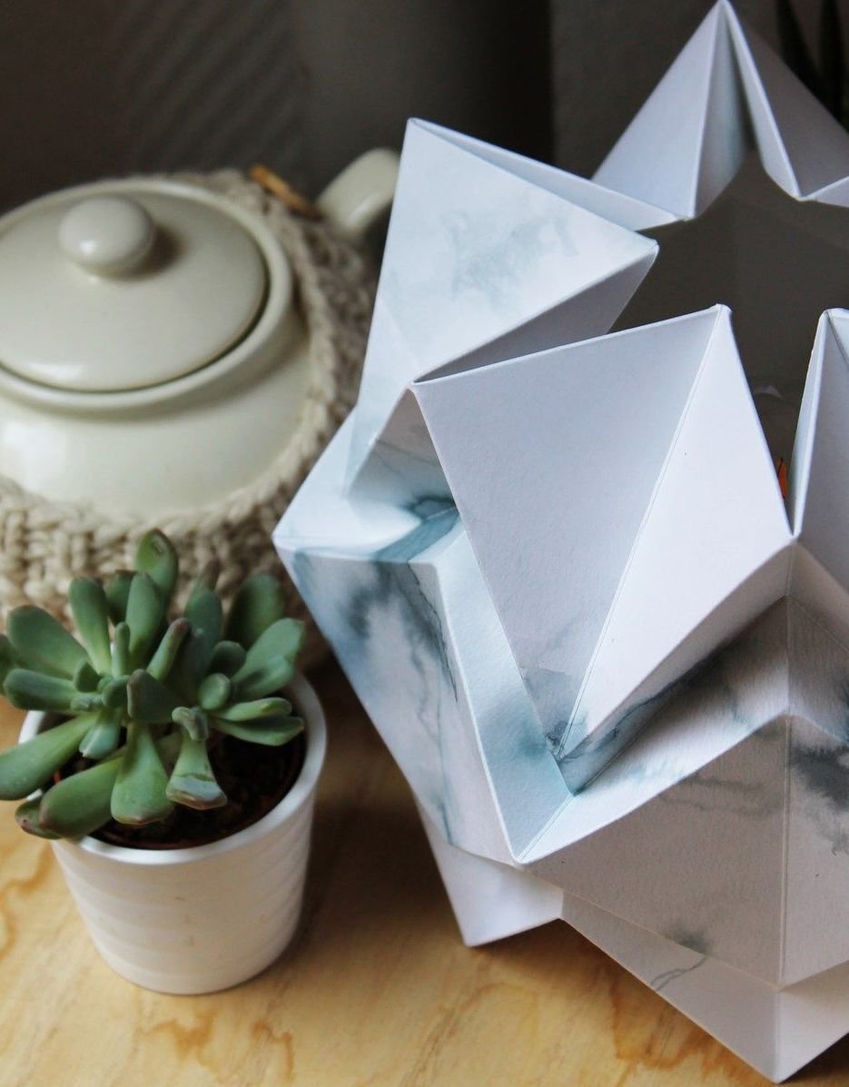 luminaire en papier aquarelle bleu blanc salon nature plante grasse