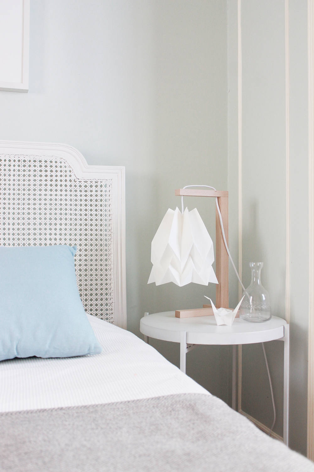 blog déco lampe origami blanc chambre épurée lit cannage