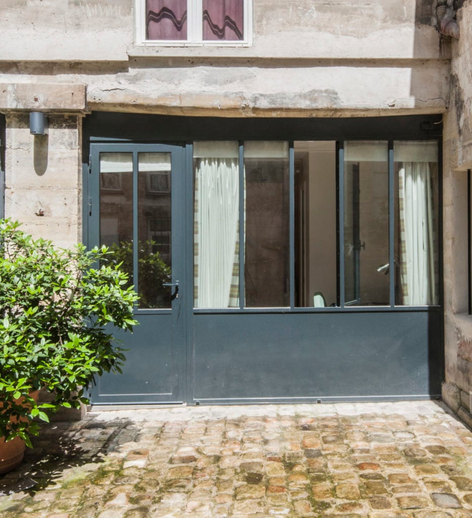 devanture verrière style industriel cour en pierre verdure déco décoration