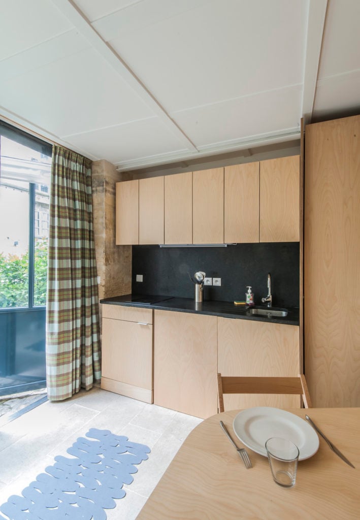 visite appart 12m2 cuisine plan de travail pierre noire mobilier en bois verrière déco décoration