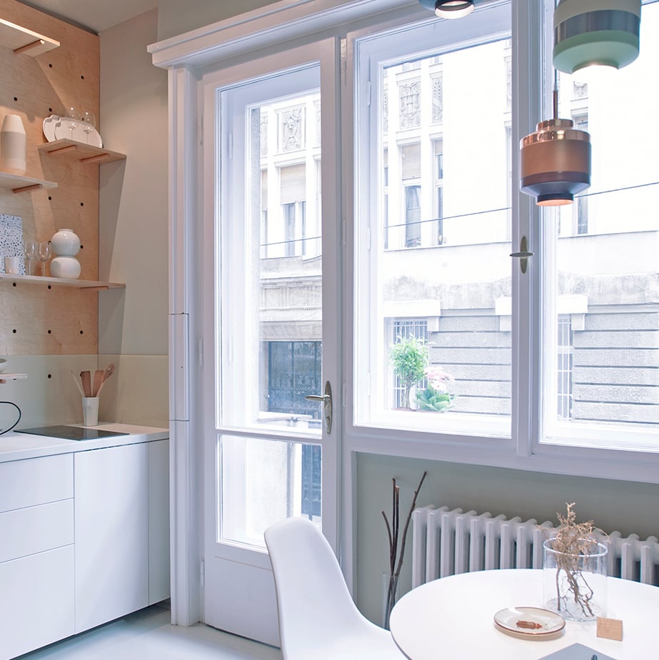 studio 30m2 budapest cuisine mur bois plan de travail blanc déco sobre chaleureuse