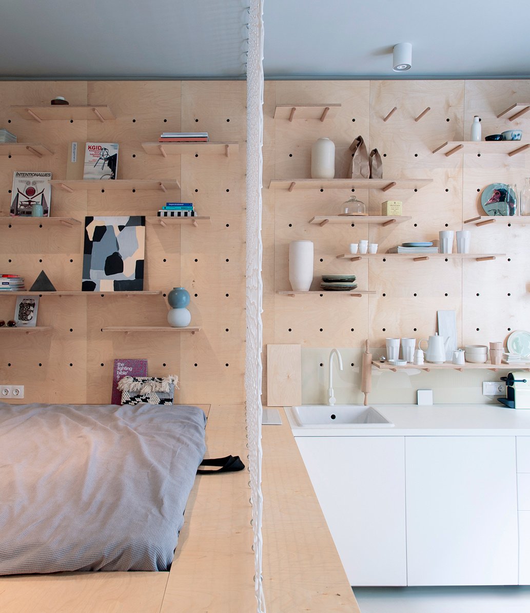 studio 30m2 budapest chambre cuisine mur rangement contreplaque déco poudrée