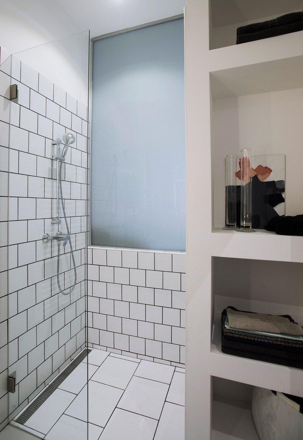 clem around the corner studio de 30m2 salle de bain carrelage blanc porté vitrée