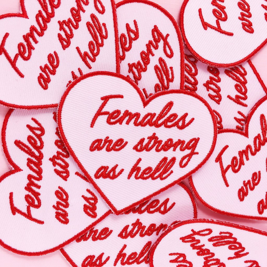accessoire féministe en forme de coeur female are strong as hell patch déco