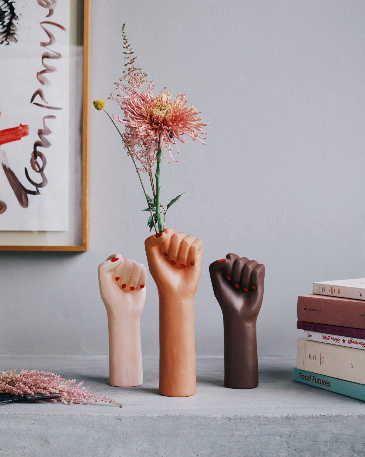 vase girl power en forme de main déco féministe tendance poing levé déco décoration intérieure tendance clematc