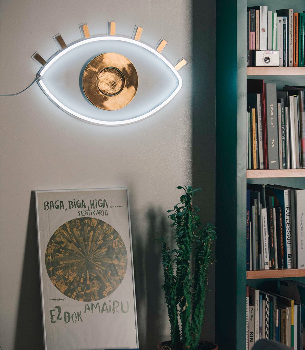 clemaroundthecorner salon tendance moderne lampe murale néon blanc laiton