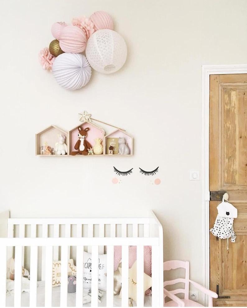 clemaroundthecorner chambre enfant tons pastel blanc rose autocollant mur lit bois