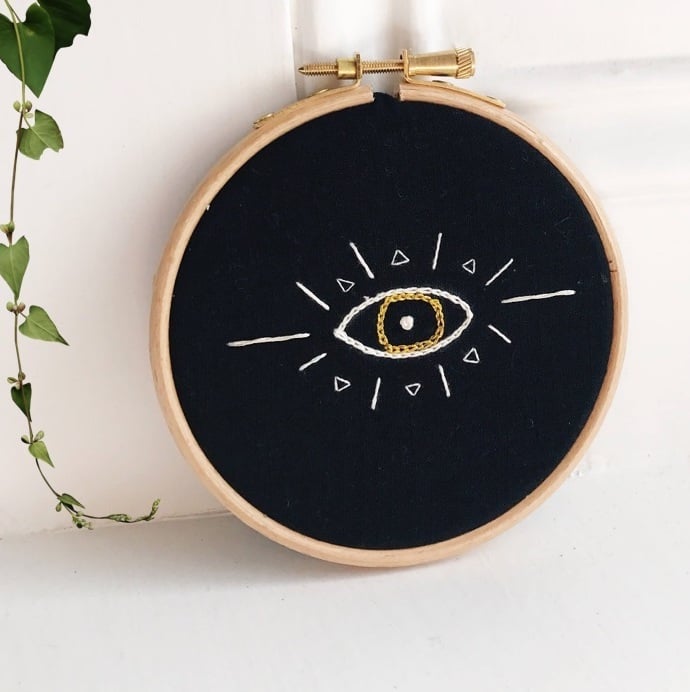 blog déco rond macramé noir broderie tendance oeil