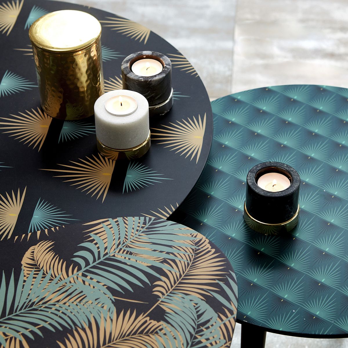 table basse ronde noir bleu dorée motifs exotiques bougie laiton blog déco