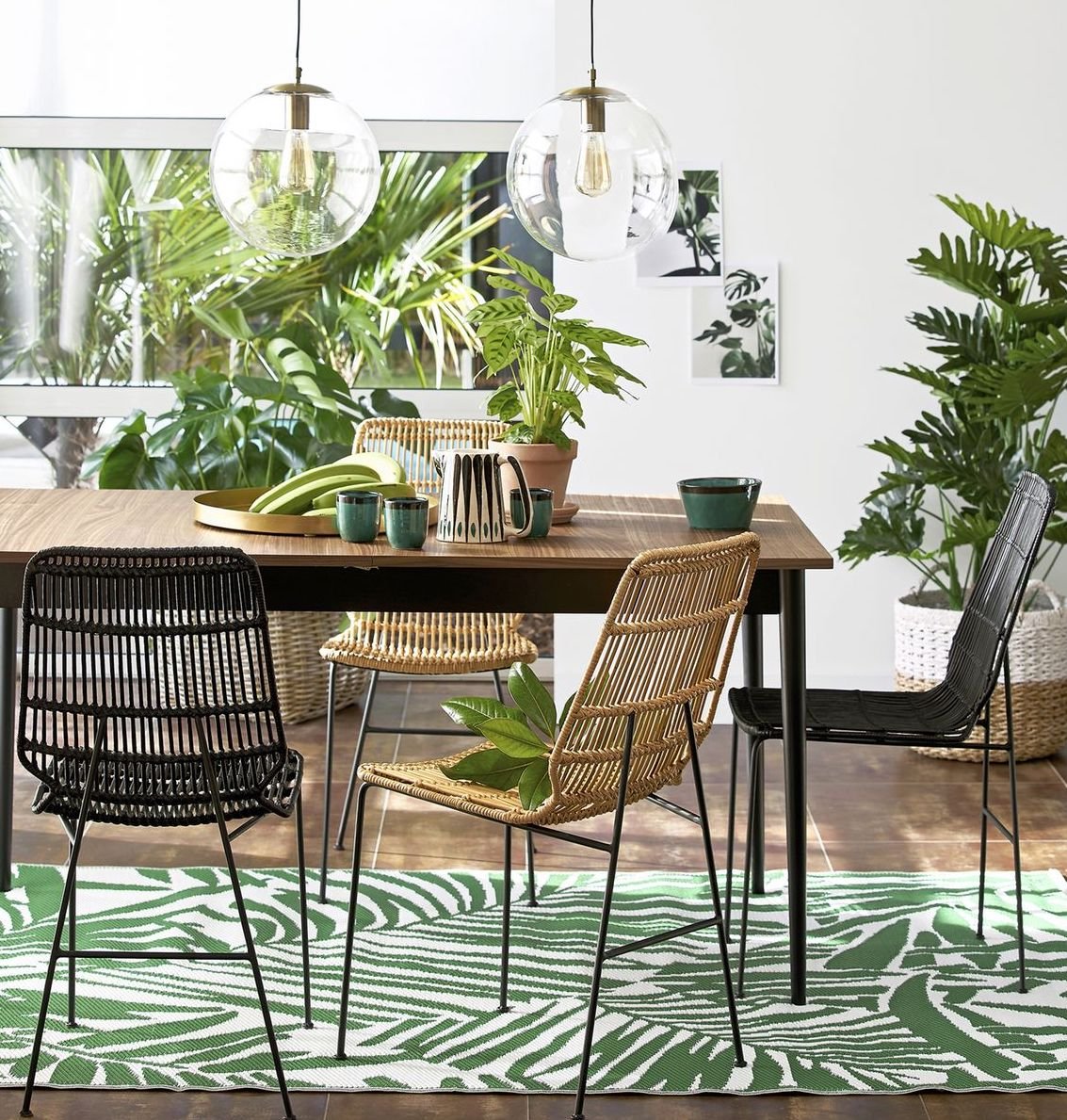 blog déco salle à manger exotique rustique table bois chaise rotin marron noir tasse moderne