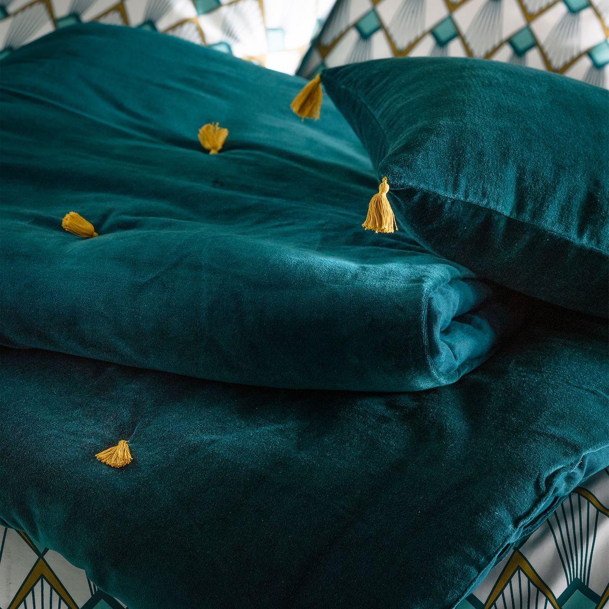 blog déco linge de lit plaid bleu canard pompon doré