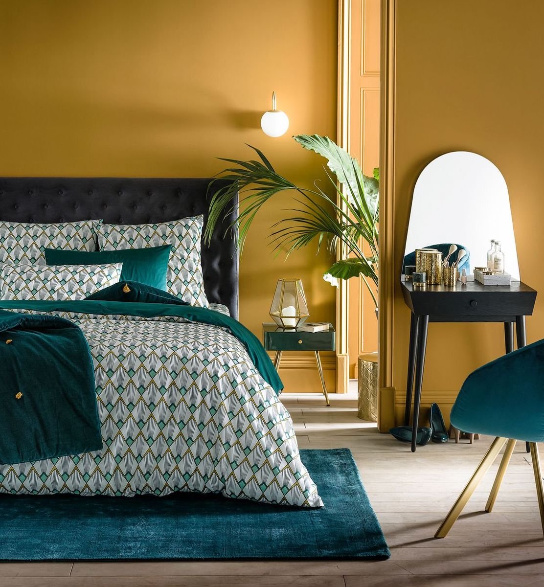 blog déco chambre vintage brazil mur jaune lit sobre noir velours plante verte
