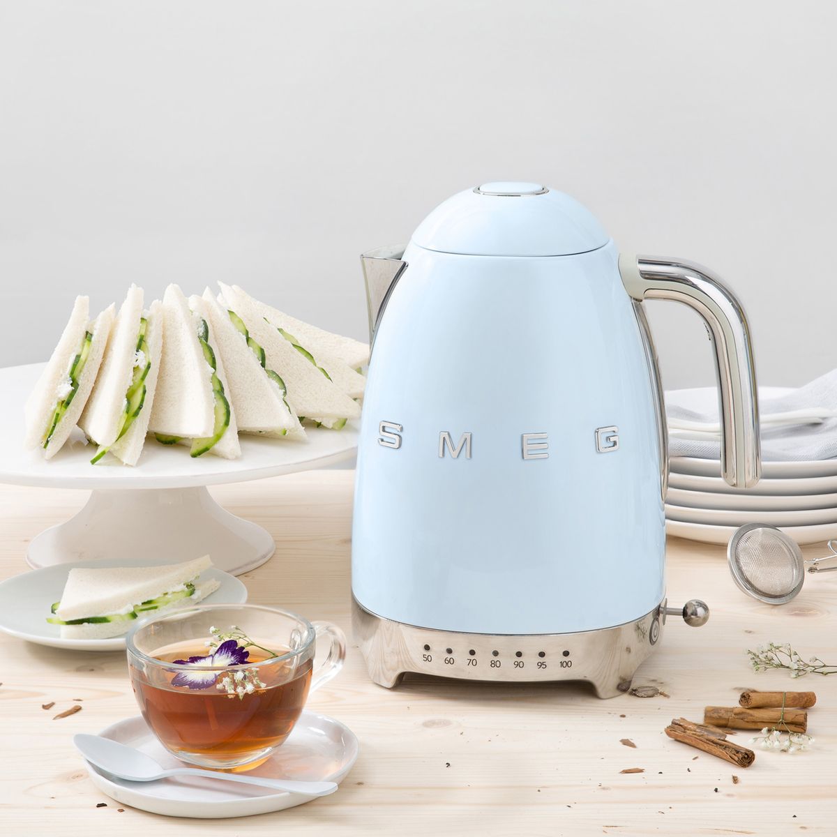 Ma sélection déco pour un brunch maison bouilloire smeg bleu déjeuner - blog déco - clemaroundthecorner